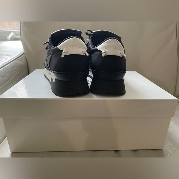 Givenchy Active Runner Black/White E41 (US8)Men - Picture 2 of 11